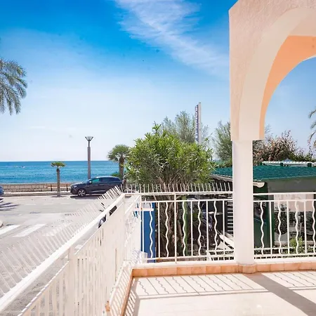 Et Reine D'azur Hotell 3*